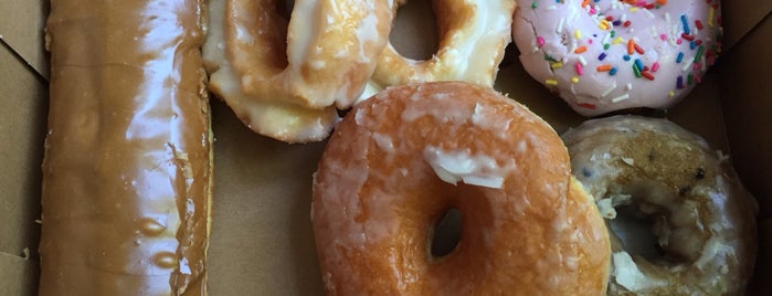 Top Pot Doughnuts is one of Tempat yang Disukai Karsten.