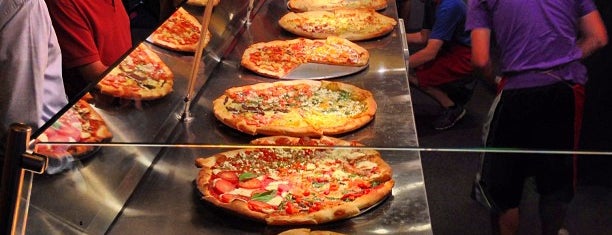 Ian's Pizza on State is one of Courtney: сохраненные места.