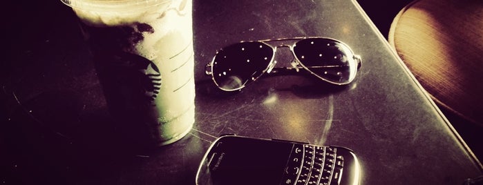 Starbucks is one of Locais curtidos por Dylan.