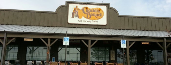 Cracker Barrel Old Country Store is one of Lugares favoritos de Chris.