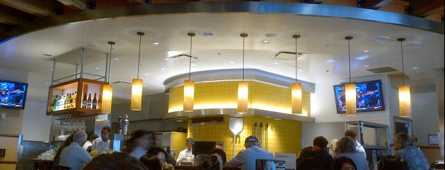 California Pizza Kitchen is one of Nickさんのお気に入りスポット.