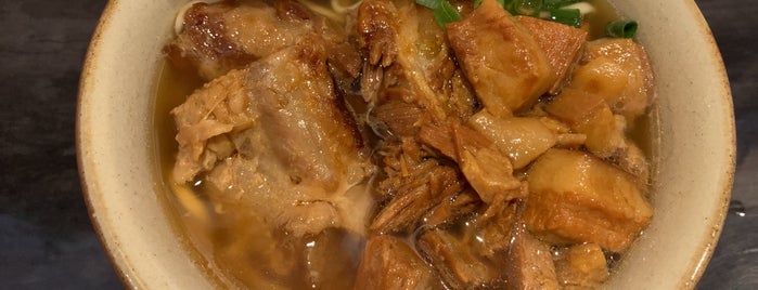 沖縄そば専門店 菊鶴そば 博多駅店 is one of punの”麺麺メ麺麺”.