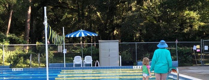 300 Swim and Tennis Club is one of Jennifer’s Liked Places.