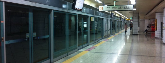 Itaewon Stn. is one of Orte, die Lina gefallen.