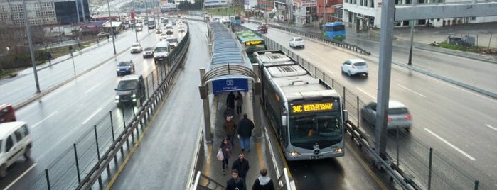 Güzelyurt Metrobüs Durağı is one of Tempat yang Disimpan Gül.