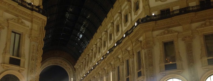 Galleria Vittorio Emanuele II is one of Ayşe Banuさんのお気に入りスポット.