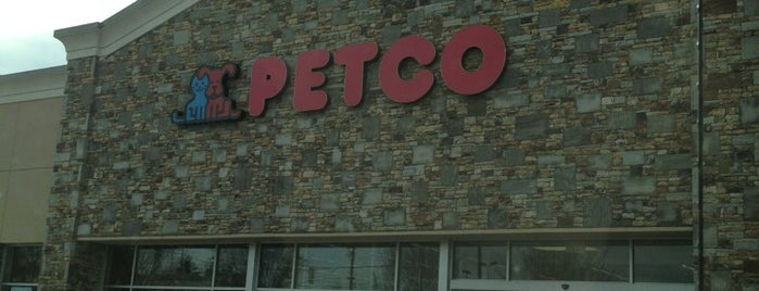 Petco is one of Orte, die Staci gefallen.