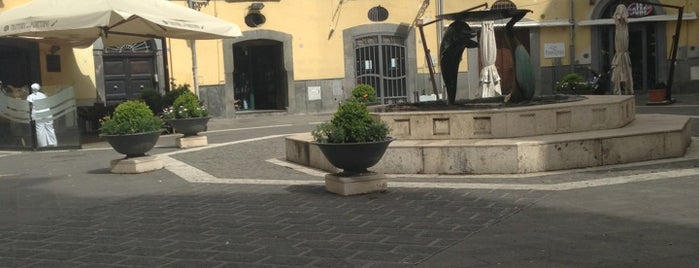 Piazza Flavio Gioia, La Rotonda is one of Tempat yang Disukai Daniele.