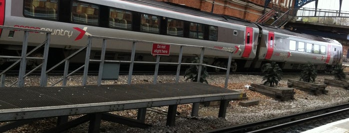 Bournemouth Railway Station (BMH) is one of Jennifer'in Kaydettiği Mekanlar.