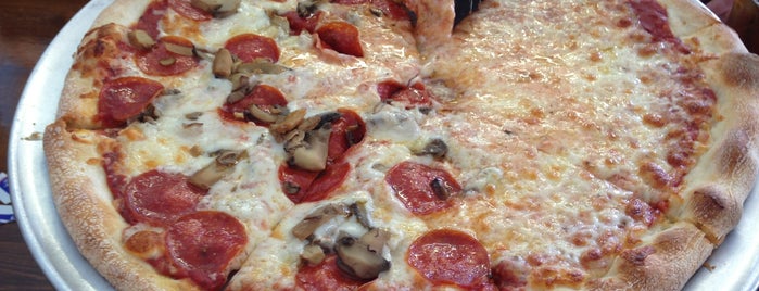 Basil's Pizza is one of Lugares favoritos de 🐥Evan.