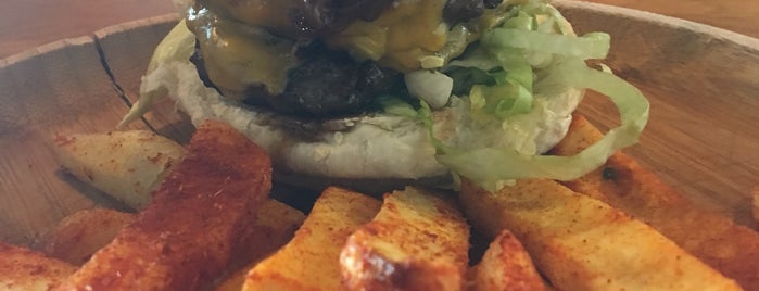 Beeves Burger & Steakhouse is one of Tempat yang Disukai Bayram😎.