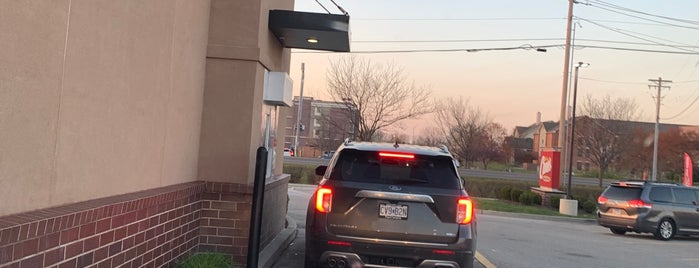 Raising Cane's Chicken Fingers is one of Locais curtidos por Lee Ann.