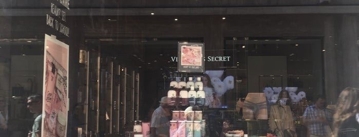 Victoria's Secret is one of Vitoさんのお気に入りスポット.