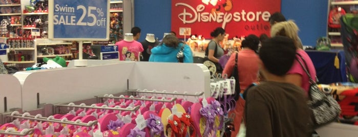 Disney Store is one of Locais curtidos por Elisabeth.