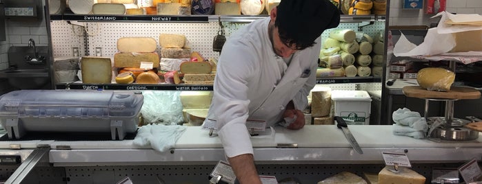 Surdyk's Liquor Store and Gourmet Cheese Shop is one of Posti salvati di Nichole.