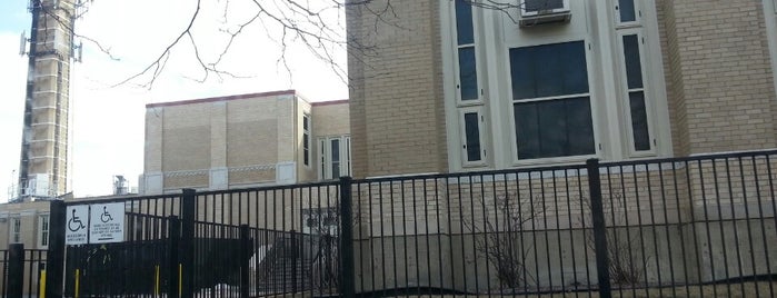 Schubert Elementary School is one of Tempat yang Disukai William.