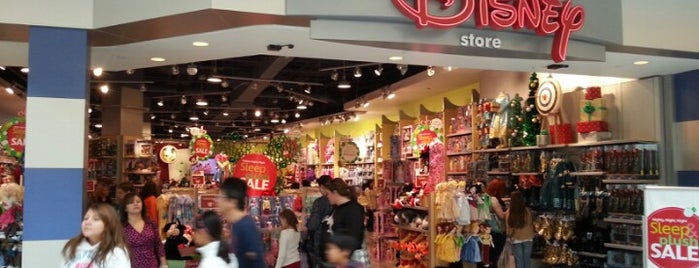 Disney store is one of Locais curtidos por Lamya.
