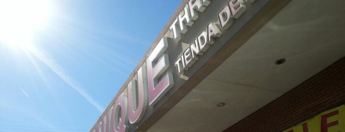 Unique Thrift Store is one of สถานที่ที่ Andy ถูกใจ.