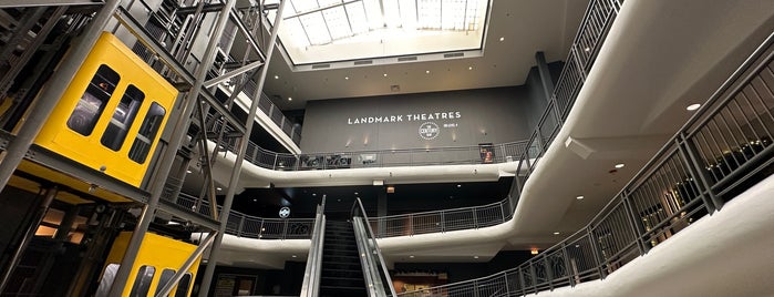 Landmark Century Centre Cinema is one of Jason'un Kaydettiği Mekanlar.