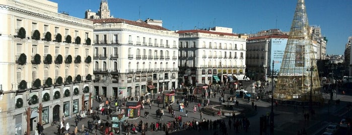 Puerta del Sol is one of Madrid en 24 horas.