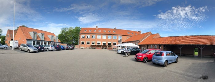 Bakkensbro Aktivitets- Og Kultur Center is one of Lugares favoritos de Impaled.