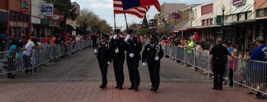 Downtown Lewisville is one of Locais curtidos por Russ.