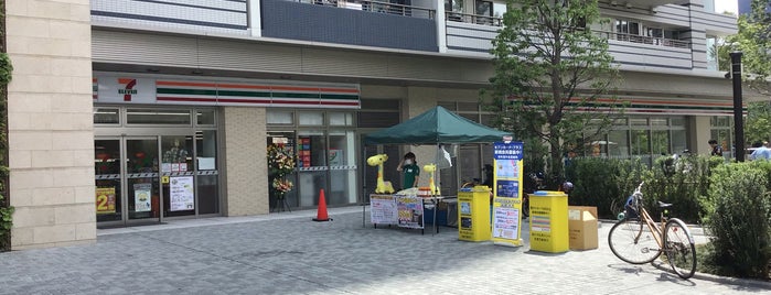 7-Eleven is one of Locais curtidos por Atsushi.