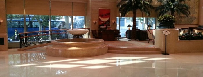 Four Seasons Hotel Shanghai is one of Lugares favoritos de Irina.
