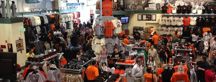 Giants Dugout Store is one of Tempat yang Disukai Andrew.