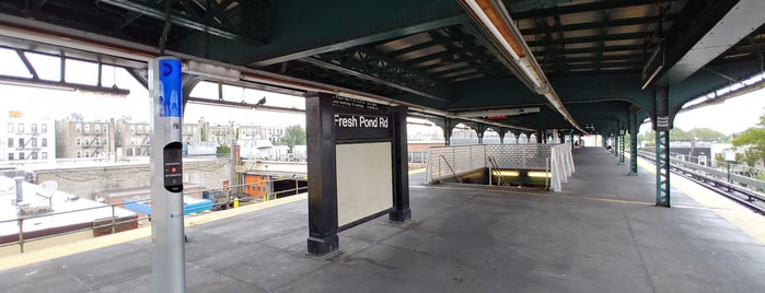 MTA Subway - Fresh Pond Rd (M) is one of My Places.