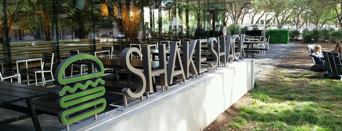 Shake Shack is one of สถานที่ที่ Jeff ถูกใจ.