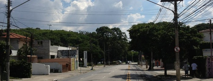 Parada Avenida Brasil is one of Tempat yang Disukai Lwcyanno.