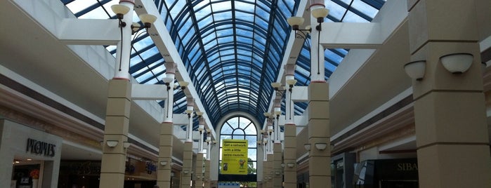 Richmond Centre is one of Lugares favoritos de Moe.