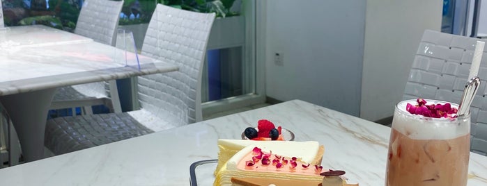 Lady M Cake Boutique is one of Tempat yang Disukai Cathy.