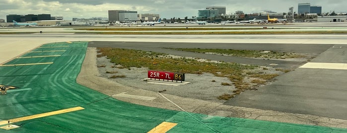 Runway 7L - 25R is one of Matthew’s Liked Places.