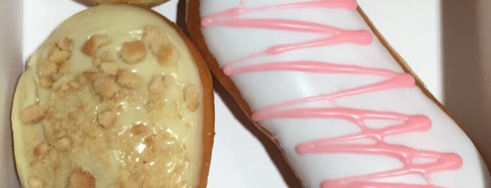 Krispy Kreme Doughnuts is one of Locais curtidos por Niku.