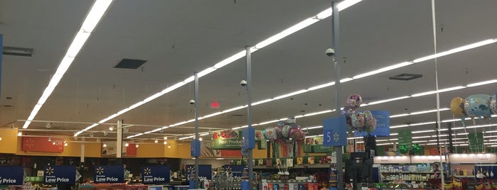 Walmart Supercenter is one of Locais curtidos por Niku.