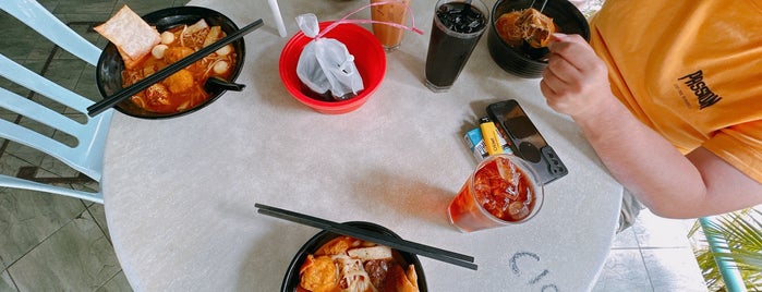 Chong Hwa Curry Restaurant 中华加哩面餐馆 is one of To explore.