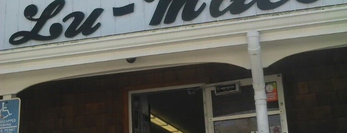 Lu-Mac's Package Store is one of Locais curtidos por Nadine.