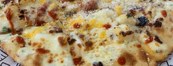 azzip pizza is one of Bradさんのお気に入りスポット.
