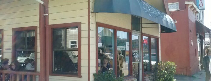 Linda's Seabreeze Cafe is one of Tempat yang Disimpan Glenda.