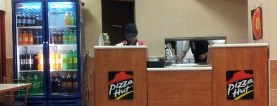 Pizza Hut is one of สถานที่ที่ Melissa ถูกใจ.