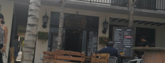 La Vecchia Pizza is one of Lugares guardados de Cynthia.