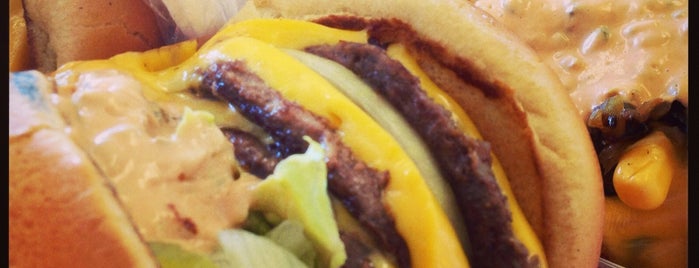 In-N-Out Burger is one of Tempat yang Disukai Aptraveler.