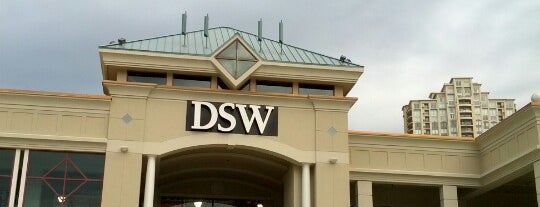 DSW Designer Shoe Warehouse is one of Locais curtidos por Tammy.