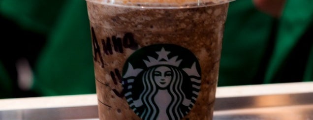 Starbucks is one of Locais curtidos por Dina.