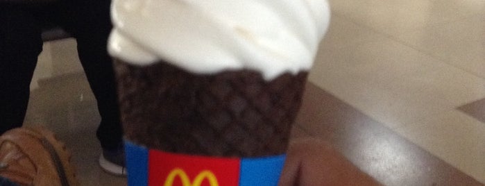 McDonald's Postres is one of Locais curtidos por José.