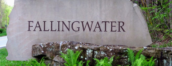 Fallingwater Visitor Center is one of Orte, die Mike gefallen.