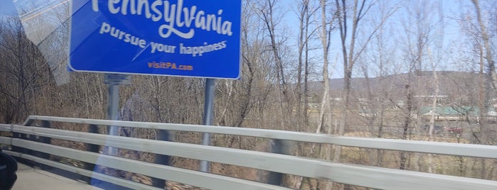 New York / Pennsylvania / New Jersey Border is one of Julie's Places.