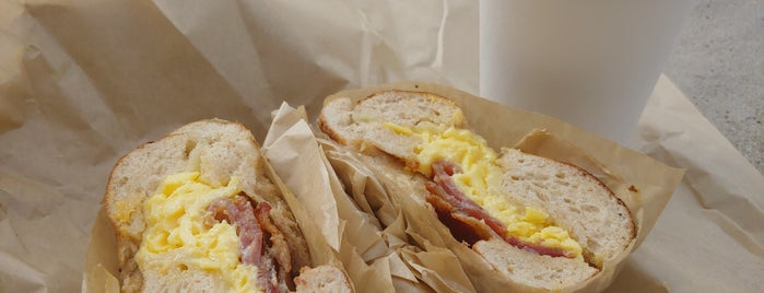 Benchwarmers Bagels is one of Brunch Places 🍳.